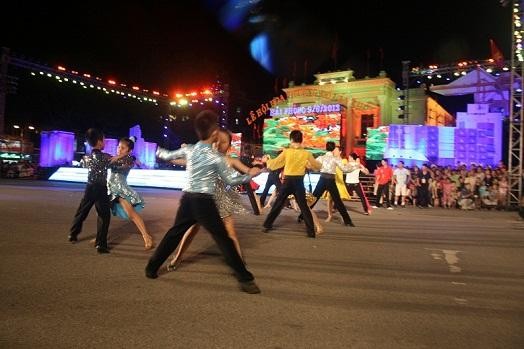 Màn thể hiện của Đoàn Dance sport Màn bắn pháo hoa 7