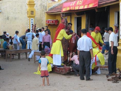 Lễ Xa Mã ảnh tư liệu Kiệu thánh và hai Xa Mã trong hậu cung của đình Nơi 7