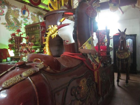 Kiệu thánh và hai Xa Mã trong hậu cung của đình Nơi cất giữ đồ tế lễ Xa Mã 8