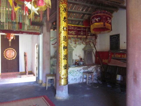 Nơi cất giữ đồ tế lễ Xa Mã hiện nay bên hữu của đình Hoàng Châu Bên tả 9