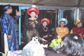 Hình 10 Một nhóm nghệ sĩ biểu diễn ca Huế trên sông Hương không đeo thẻ hành 10