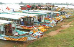 Hình 11 Hàng ngày bến thuyền Toà Khâm có hơn 30 chiếc thuyền neo đậu như thế 11