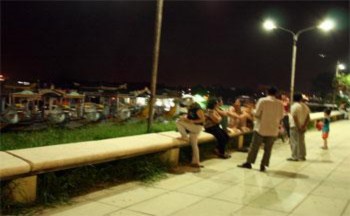 Hình 12 Chủ thuyền đứng ngồi đợi khách trên bờ bến thuyền Tòa Khâm 12