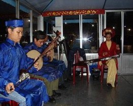 Hình 3 4 Biểu diễn ca Huế trên sông Hương Hình 5 Biểu diễn ca Huế tại Nghinh 4