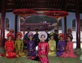 Hình 5 Biểu diễn ca Huế tại Nghinh Lương Đình Hình 6 Biểu diễn ca Huế tại 5