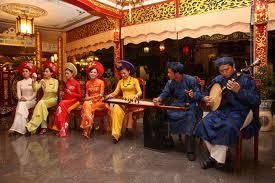 Hình 6 Biểu diễn ca Huế tại một quán bar trên bờ sông Hương Hình 7 Một 6