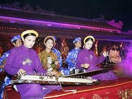 Hình 8 Tiết mục biểu diễn ca Huế trong chương trình Đêm hoàng cung tại 8