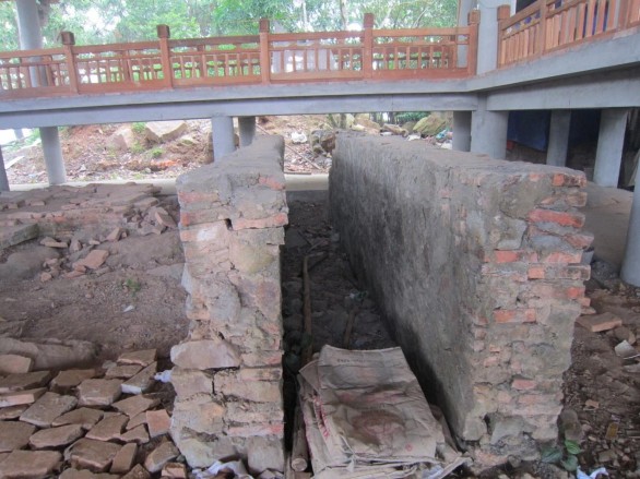 Móng tháp Tường Long cũ Đầu Phật trang trí ở tháp Tường Long Nhà che hố khảo 2