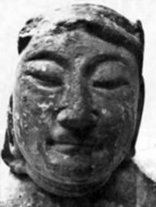 Đầu Phật trang trí ở tháp Tường Long Nhà che hố khảo cổ Nhà tưởng niệm 3