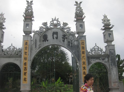 Hình 2 Cổng Đình Đông Môn Hình 3 Tượng thờ nhị vị Tổ Ca công Đình Đông 2