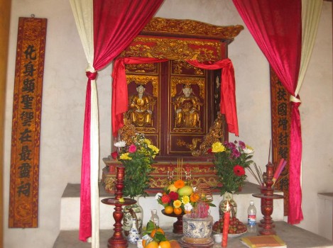 Hình 3 Tượng thờ nhị vị Tổ Ca công Đình Đông Môn Hình 4 Bảng xếp hạng Di 3