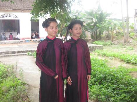 Hình 5 Lớp Ca nương trẻ của Làng Ca trù Đông Môn Hình 6 Hát thờ ngày giỗ 5