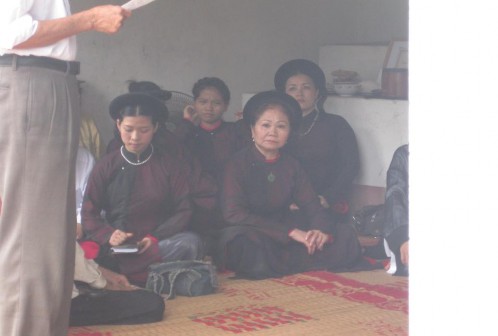 Hình 6 Hát thờ ngày giỗ Tổ Ca công 24 3 2010 Hình 7 Câu lạc bộ Ca trù Đông 6