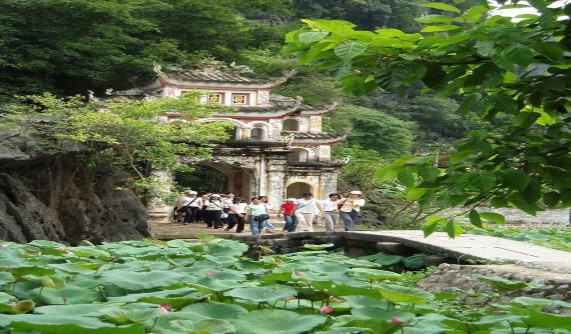 Đường vào chùa Bích Động Suối Tiên Đi qua Tam Cốc khoảng 3 km nữa là tới 1