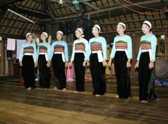 Hình 9 Văn nghệ của người dân Mường Hình 10 Hang con moong VQG Cúc Phương Hình 8