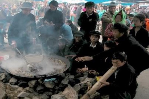 Thắng Cố Hội Gầu Tào Trang phục của các thiếu nữ H’mông 2