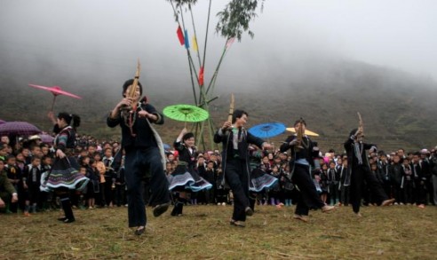 Hội Gầu Tào Trang phục của các thiếu nữ H’mông 3