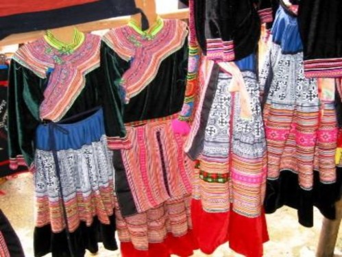 Trang phục của các thiếu nữ H’mông 4