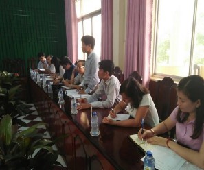 Hình 2 Đoàn chuyên gia của Viện Môi trường và Phát triển Bền vững làm việc 10