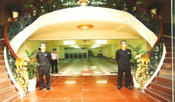 Nhân viên trực cửa đang chờ đón khách Nhân viên trực cửa mở cửa xe mời 3