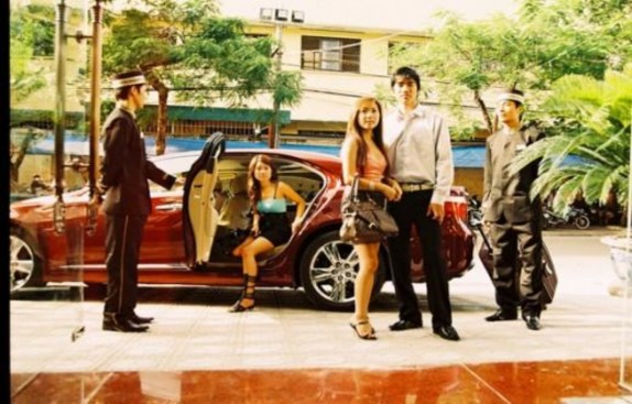 Nhân viên trực cửa mở cửa xe mời khách vào khách sạn Chào đón khách của 4