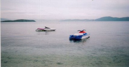 Hình 9 Mô tô nước ở Hòn Tằm Không chỉ tham quan tắm biển du khách còn có 1