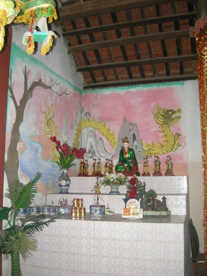 Ban thờ mẫu chùa Phù Lưu Ban thờ Phật chùa Nhân Lý Tháp chùa Nhân Lý Chuông cổ 3