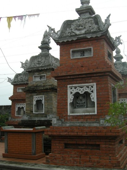 Tháp chùa Nhân Lý Chuông cổ chùa Nhân Lý Ban thờ mẫu chùa Thiểm Khê Nhà tổ 5