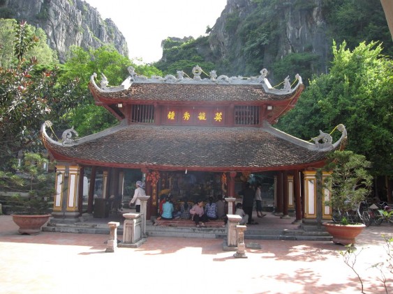 Không khí tại đền vào ngày mồng một hôm rằm Ban thờ Trần Quốc Bảo 2