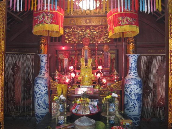 Ban thờ Trần Quốc Bảo 3