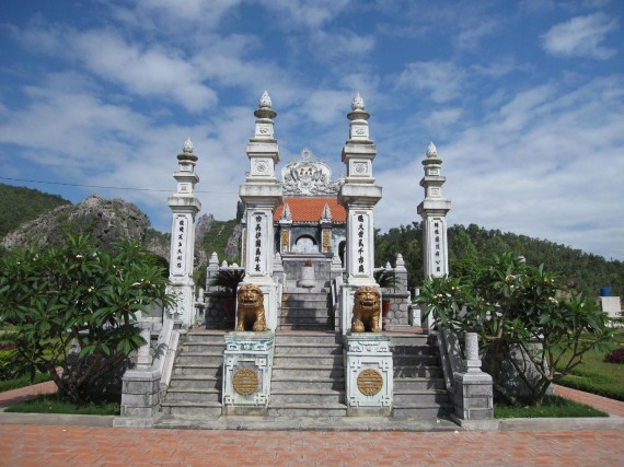 Bảo Không khí tại đền vào ngày mồng một hôm rằm Ban thờ Trần Quốc Bảo 4