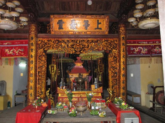 Ban thờ chính của Đình Chung Mỹ Ban Đức Thánh Trần tại Đền Thụ Khê Đền 8