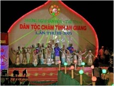 Trước 1975 người Chăm An Giang là một dân tộc sống như ẩn cư trong cộng 1