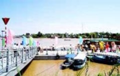 Ngoài đường bộ hiện du khách có thể chọn lựa đi đường thủy bằng tàu cao 1