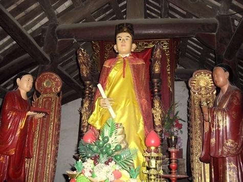 … và khi đứng lên Tượng Thánh sư Nguyễn Công Huệ Tam quan chùa Linh Mưỡu Nhà 1