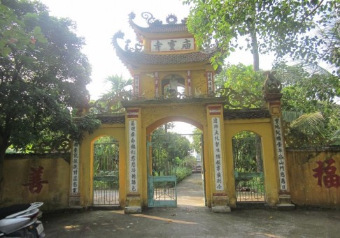 Tam quan chùa Linh Mưỡu Nhà tổ trong chùa Linh Mướu Một số tượng thờ trong 3