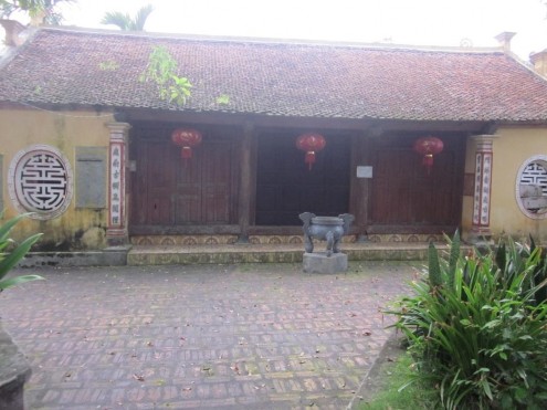 Nhà tổ trong chùa Linh Mướu Một số tượng thờ trong chùa Linh Mưỡu Đôi bàn 4