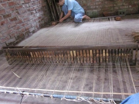 Giường đay… … và chiếu cói đang được in hoa văn Các nhân vật múa rối cạn 8