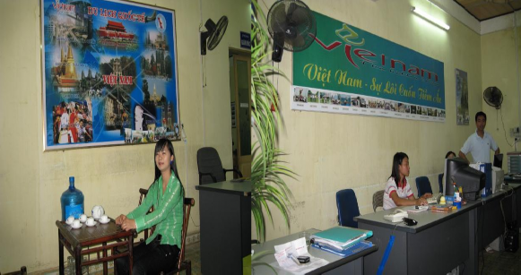 NHÂN VIÊN CÙNG VĂN PHÒNG CÔNG TY HƯỚNG DẪN VIÊN TÁC NGHIỆP TRÊN XE HƯỚNG DẪN 4