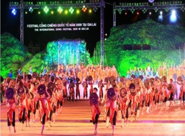 Cồng chiêng gắn liền với các lễ hội ở Tây Nguyên Hội đua voi Lễ bỏ mả 2