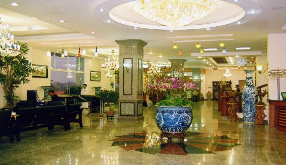 Reception tại tầng trệt Quầy hàng lưu niệm tầng trệt Lobby Bar tại tầng 3