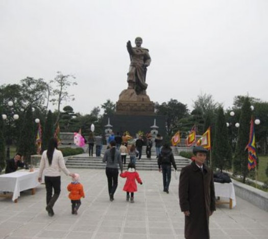 Tượng đức vương Ngô Quyền tại Từ Lương Xâm ảnh Đỗ Thu 2