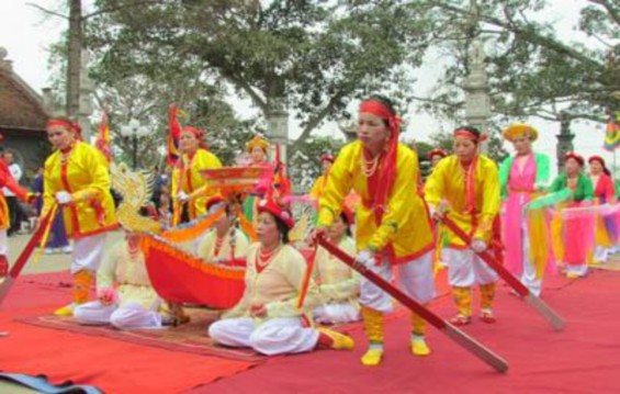 Lễ hội Từ Lương Xâm ảnh lehoi cinet vn Bàn thờ hiện vật cọc trên sông 1