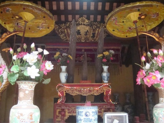 Bàn thờ hiện vật cọc trên sông Bạch Đằng ảnh tác giả Hiện vật sắc 2