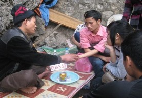 Ảnh 3 3 Nở rộ các dịch vụ Ảnh 3 4 Cửa hàng dịch vụ ở chùa Hương Ảnh 19