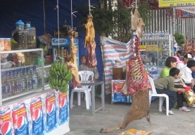 Ảnh 3 4 Cửa hàng dịch vụ ở chùa Hương Ảnh 3 5 Một cò đeo bám ô tô đi 21