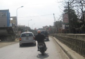 Ảnh 3 4 Cửa hàng dịch vụ ở chùa Hương Ảnh 3 5 Một cò đeo bám ô tô đi 22