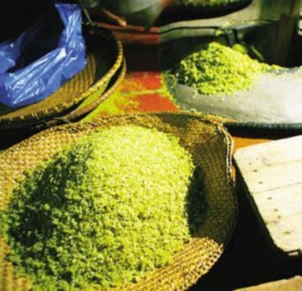 Hình 8a Cốm Làng Vòng Hà Nội HÌnh 8b Gánh hàng rong bán cốm làng Vòng trên 11