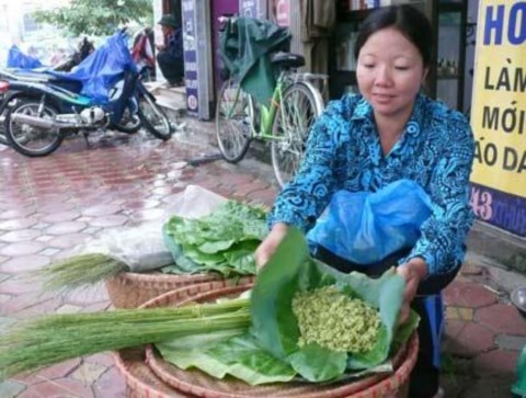 HÌnh 8b Gánh hàng rong bán cốm làng Vòng trên đường phố Hà Nội HÌnh 9 Gánh 12