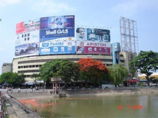 Hình 9 Chợ Sắt chụp từ xa Hình 10 Gian hàng đồ điện tử 28